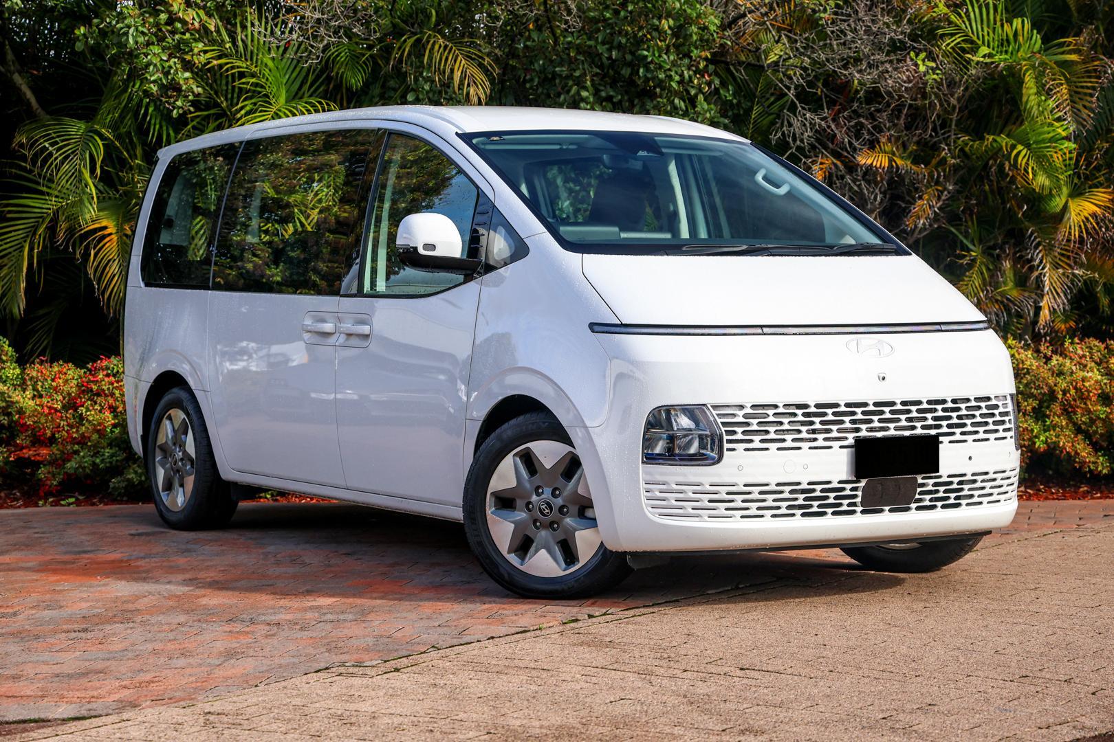 2024 Hyundai STARIA Base in Creamy White