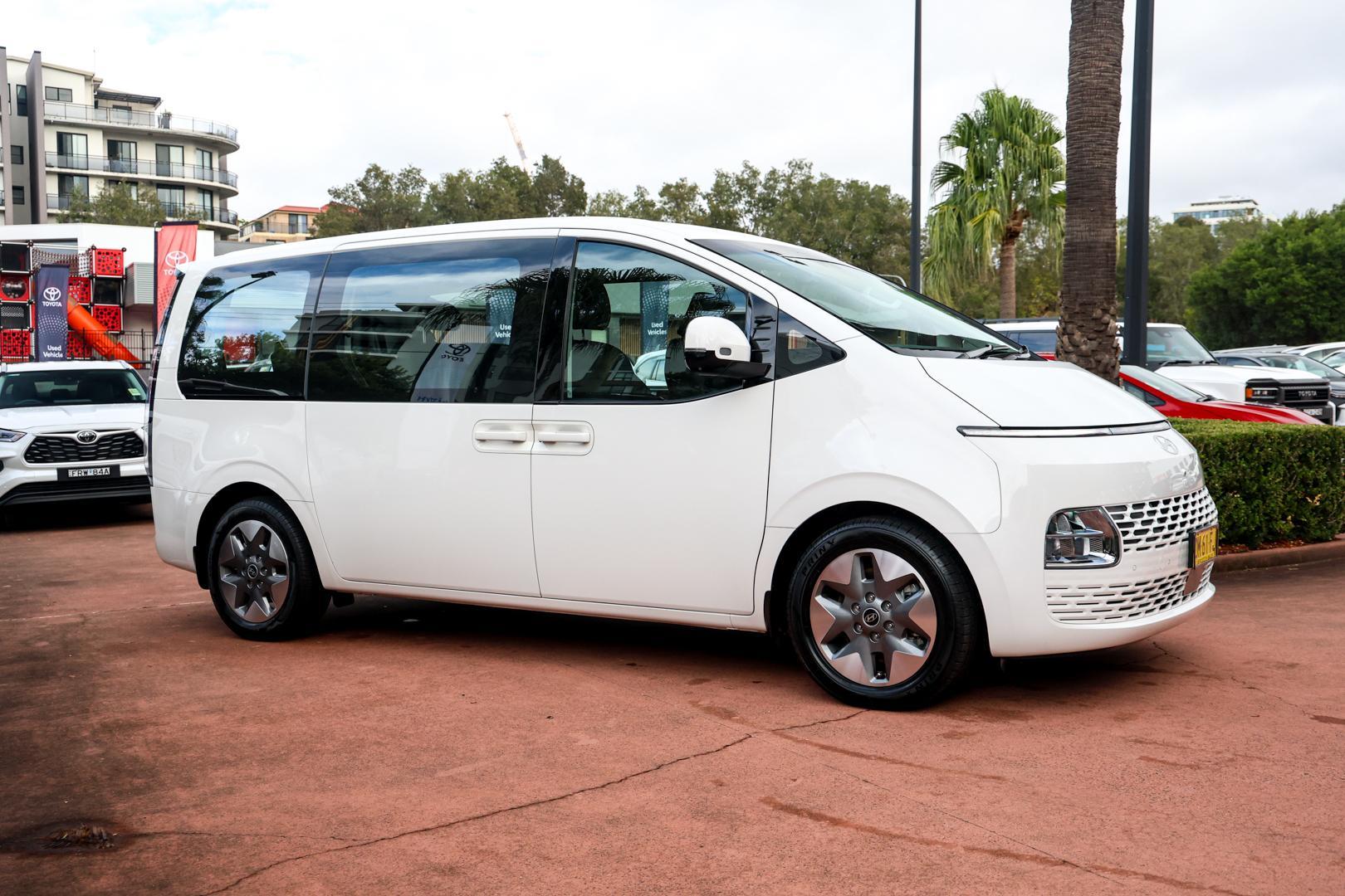 2024 Hyundai STARIA Base in Creamy White