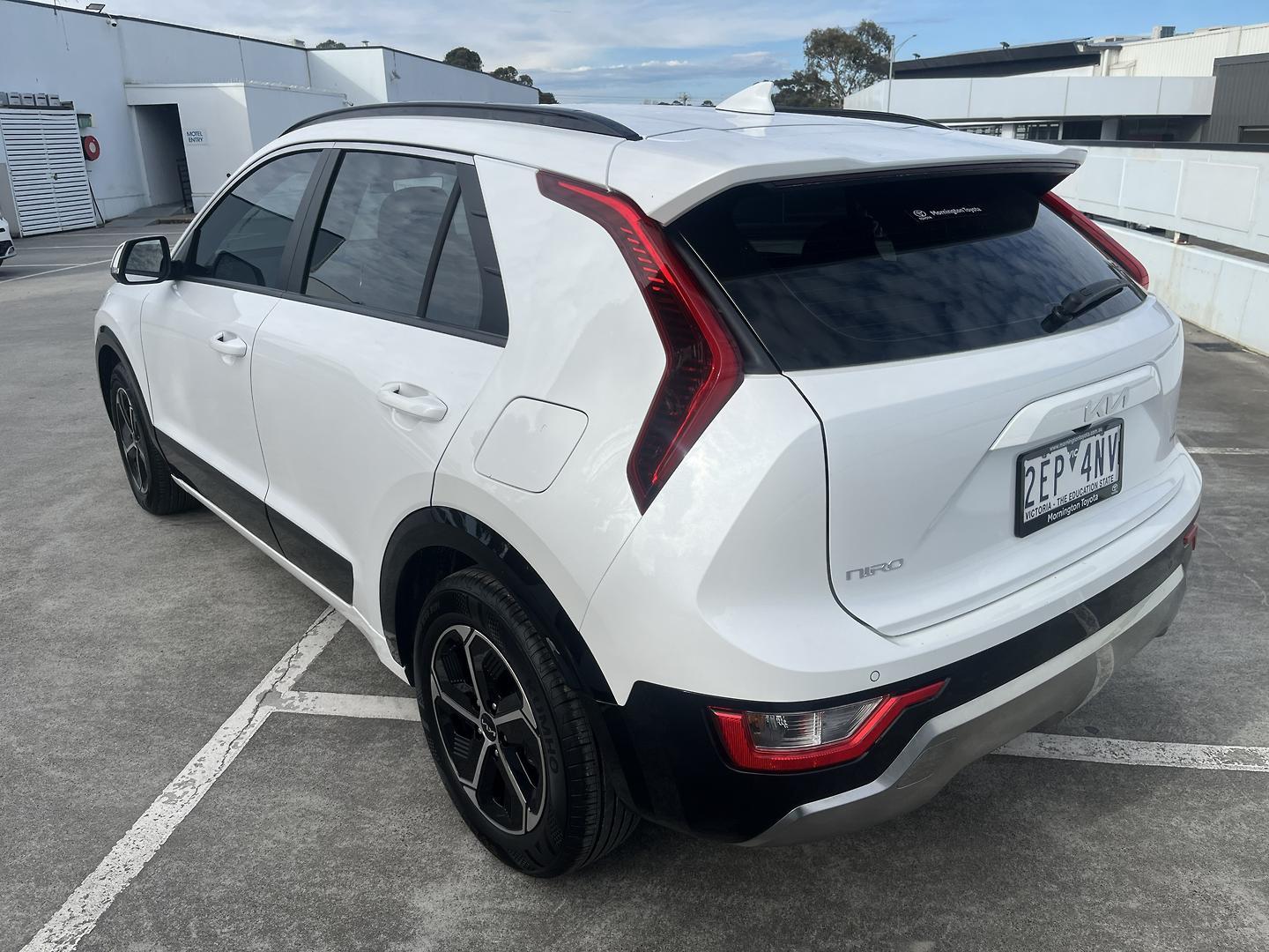 2022 Kia Niro HEV S in White