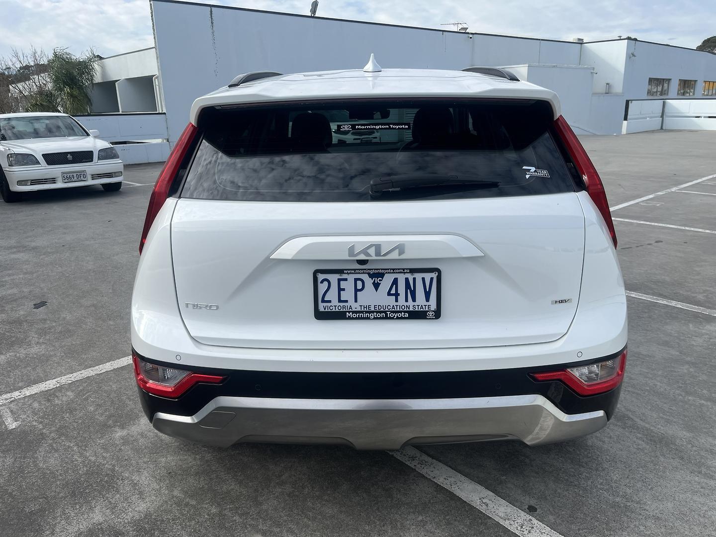 2022 Kia Niro HEV S in White