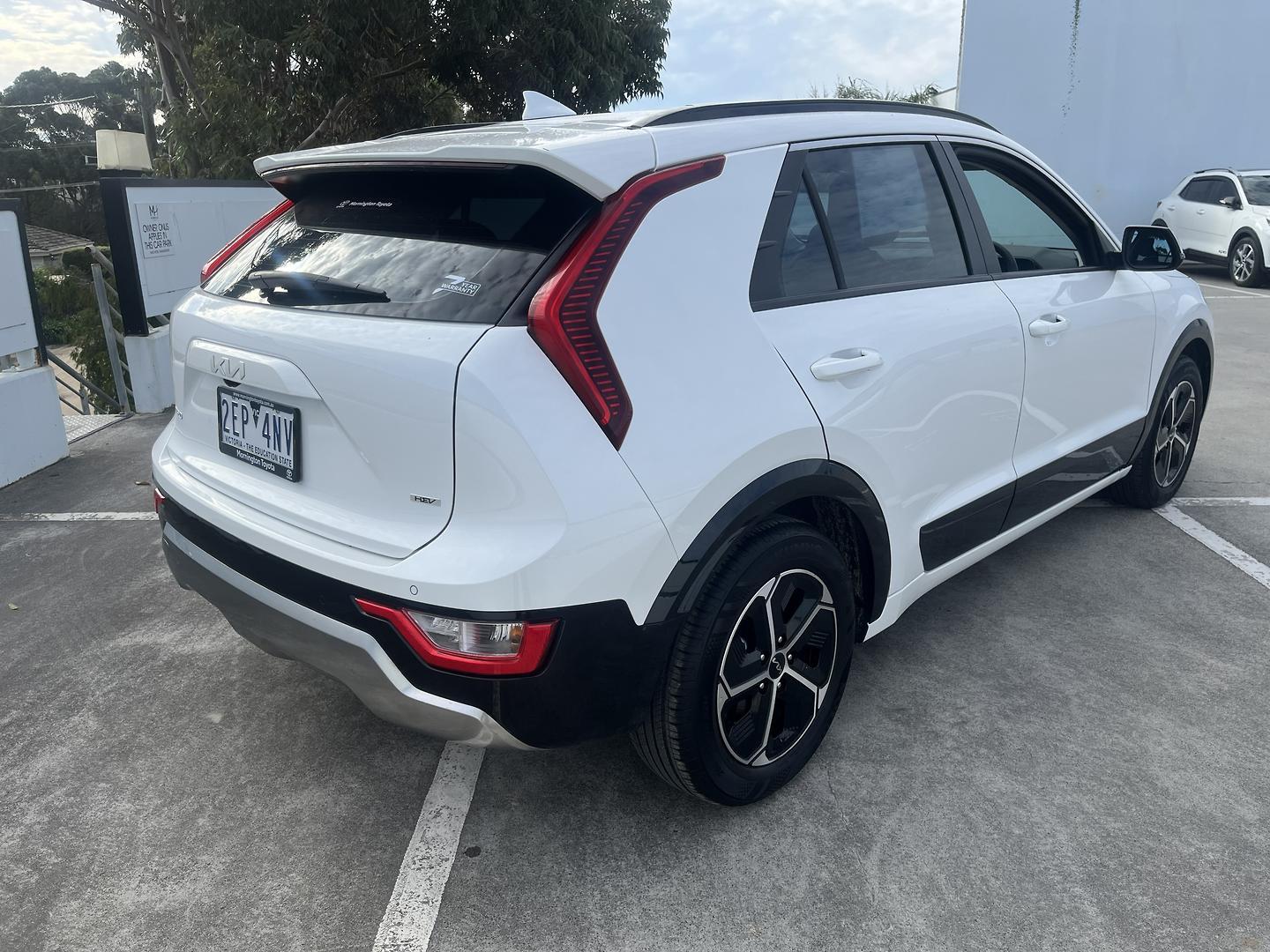 2022 Kia Niro HEV S in White