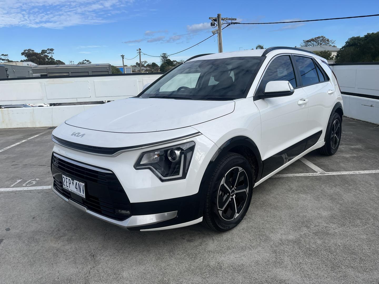 2022 Kia Niro HEV S in White