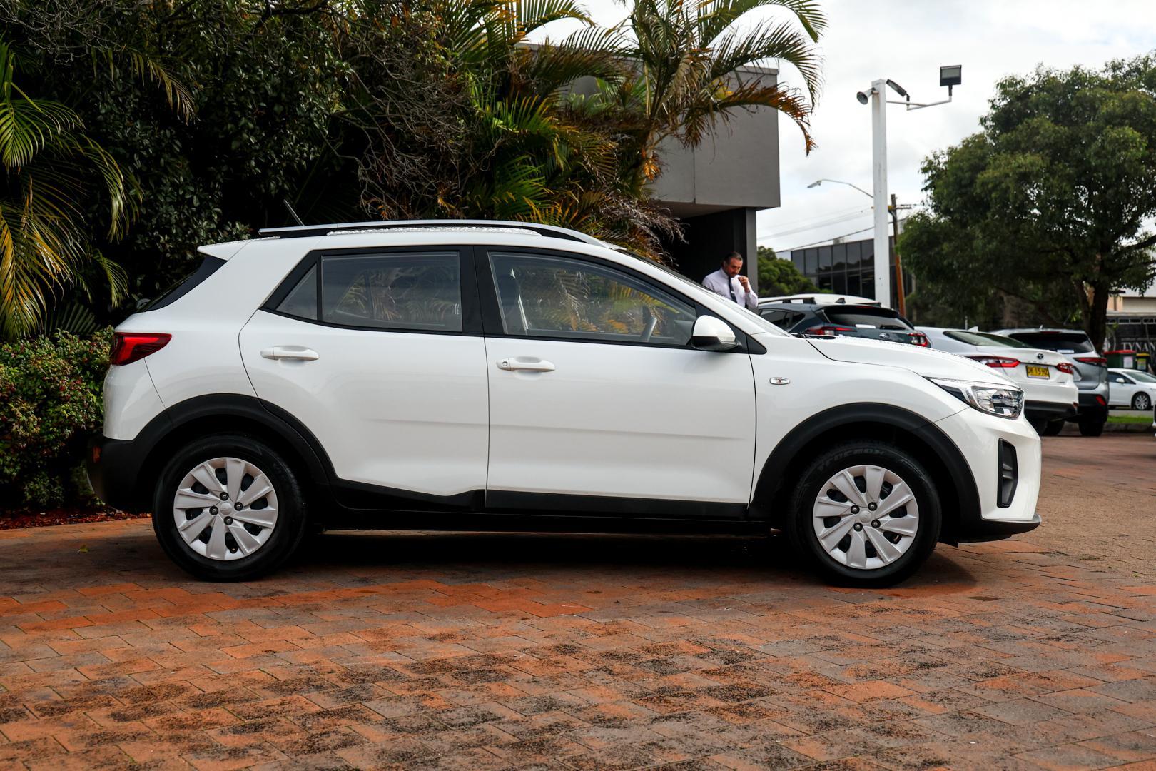 2023 Kia Stonic S in White