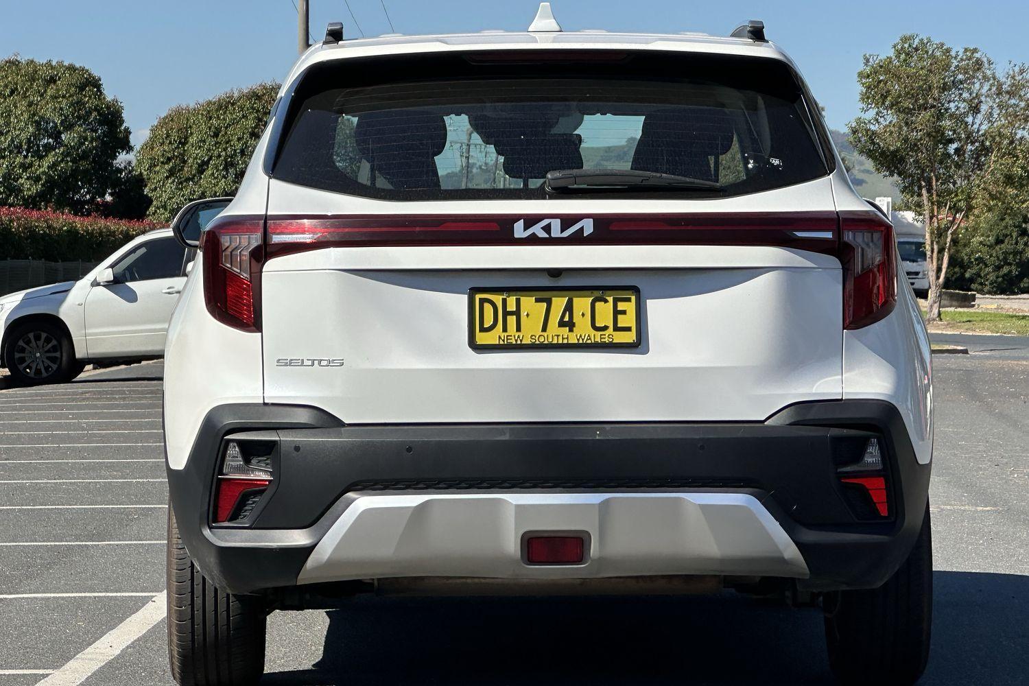 2023 Kia Seltos S in White