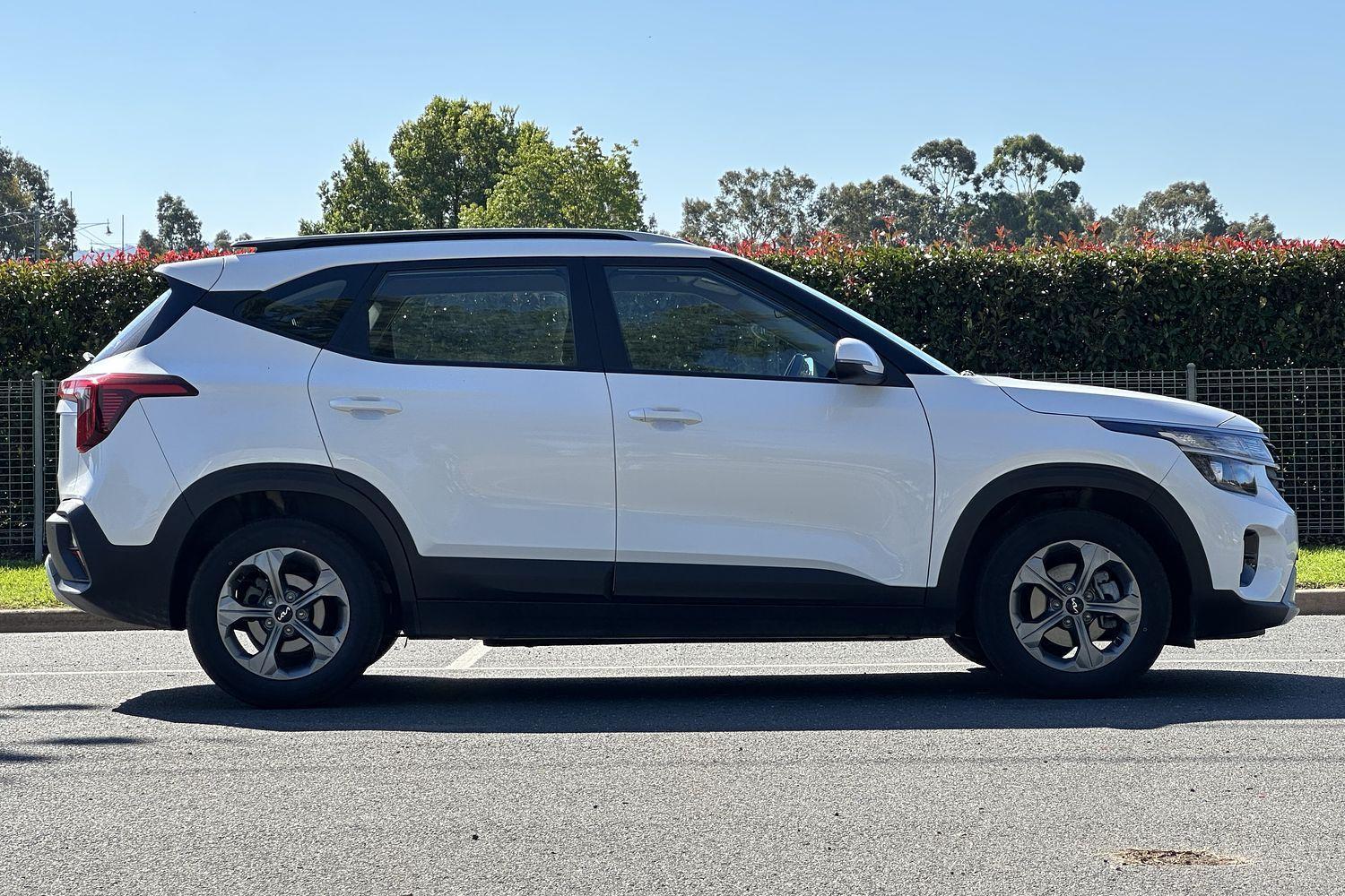 2023 Kia Seltos S in White