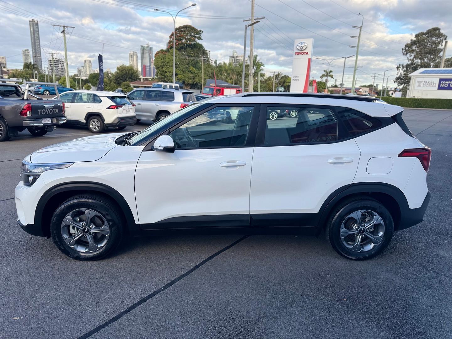 2024 Kia Seltos S in White
