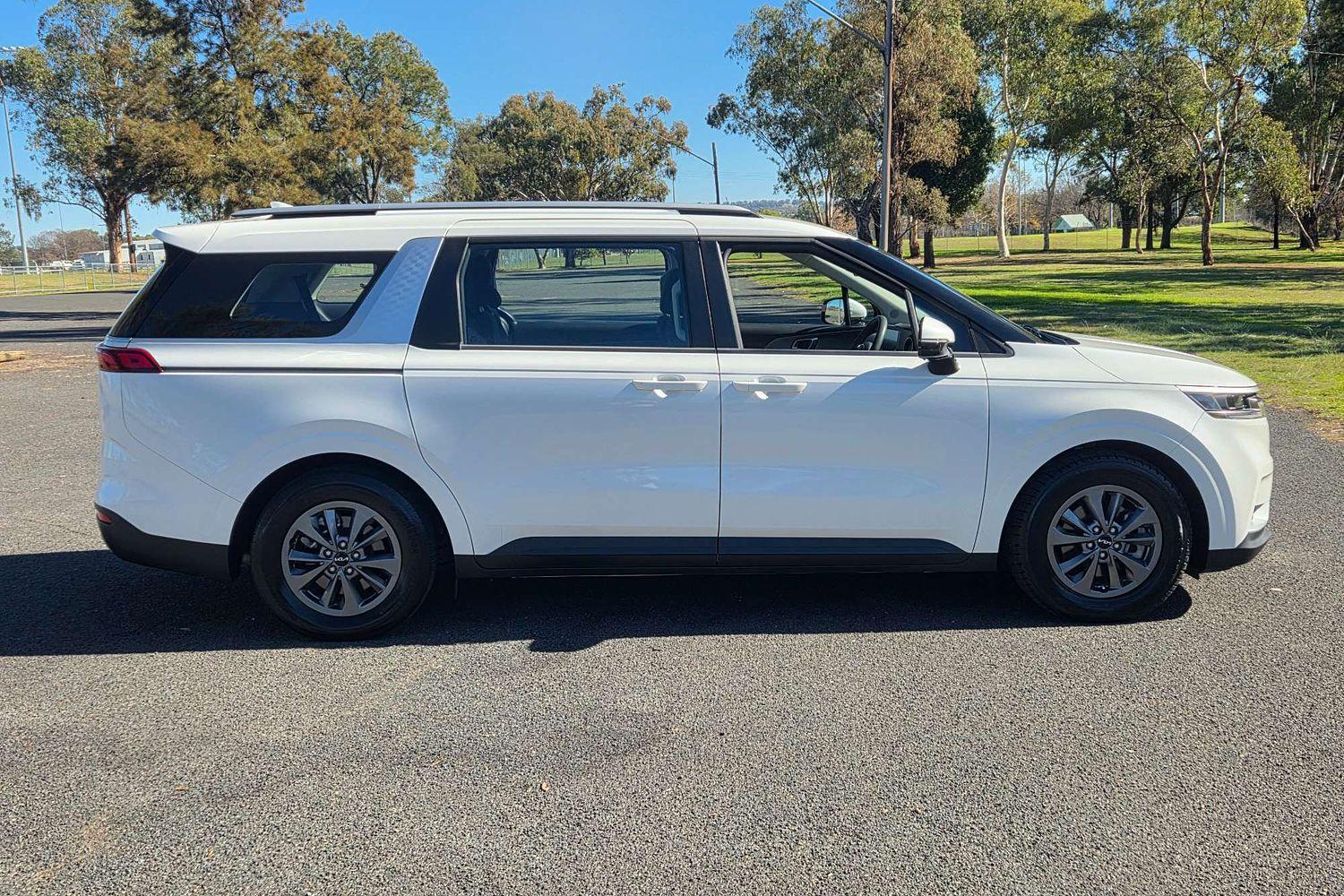 2023 Kia Carnival S in Snow White