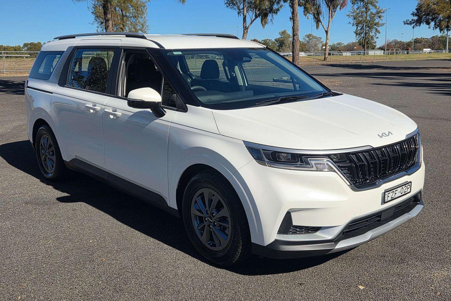 2023 Kia Carnival S in Snow White