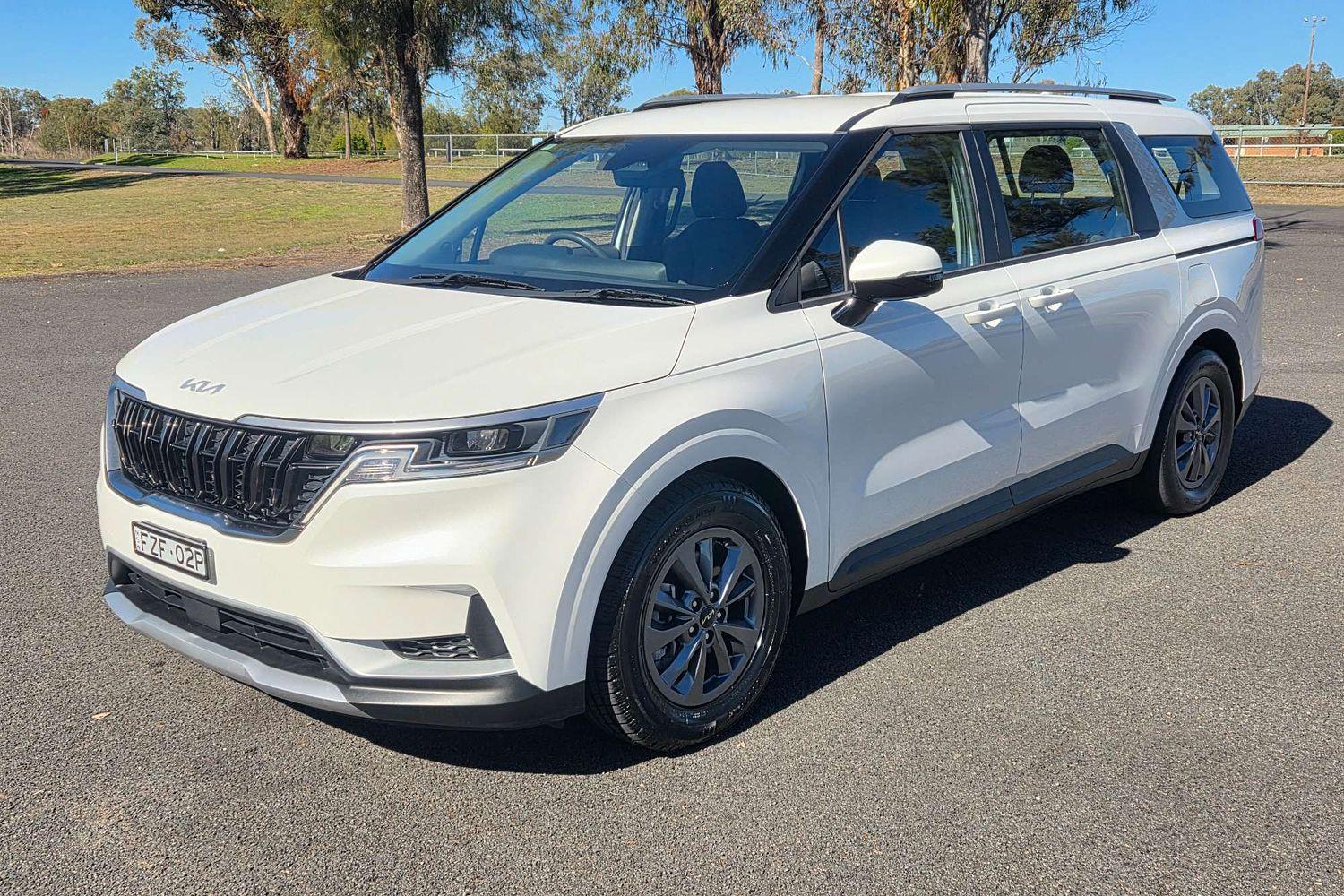 2023 Kia Carnival S in Snow White