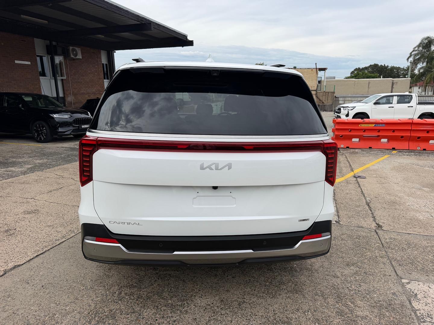 2025 Kia Carnival GT-Line HEV in Snow White Pearl (Swp)