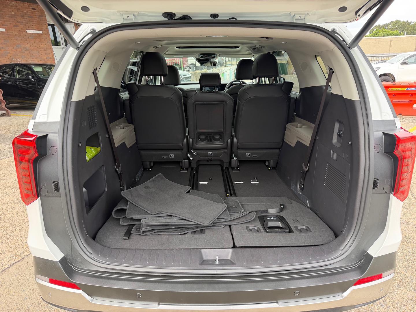 2025 Kia Carnival GT-Line HEV in Snow White Pearl (Swp)