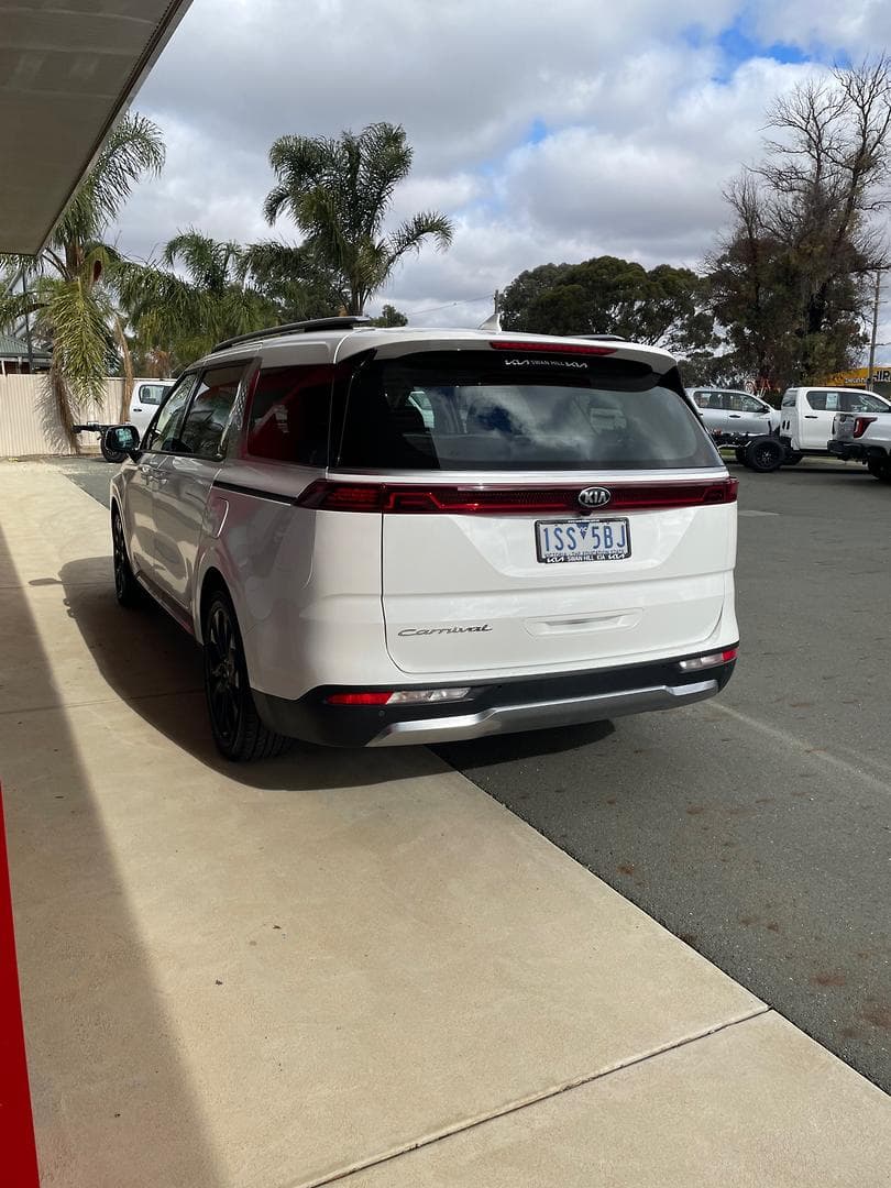 2020 Kia Carnival Platinum in Snow White Pearl