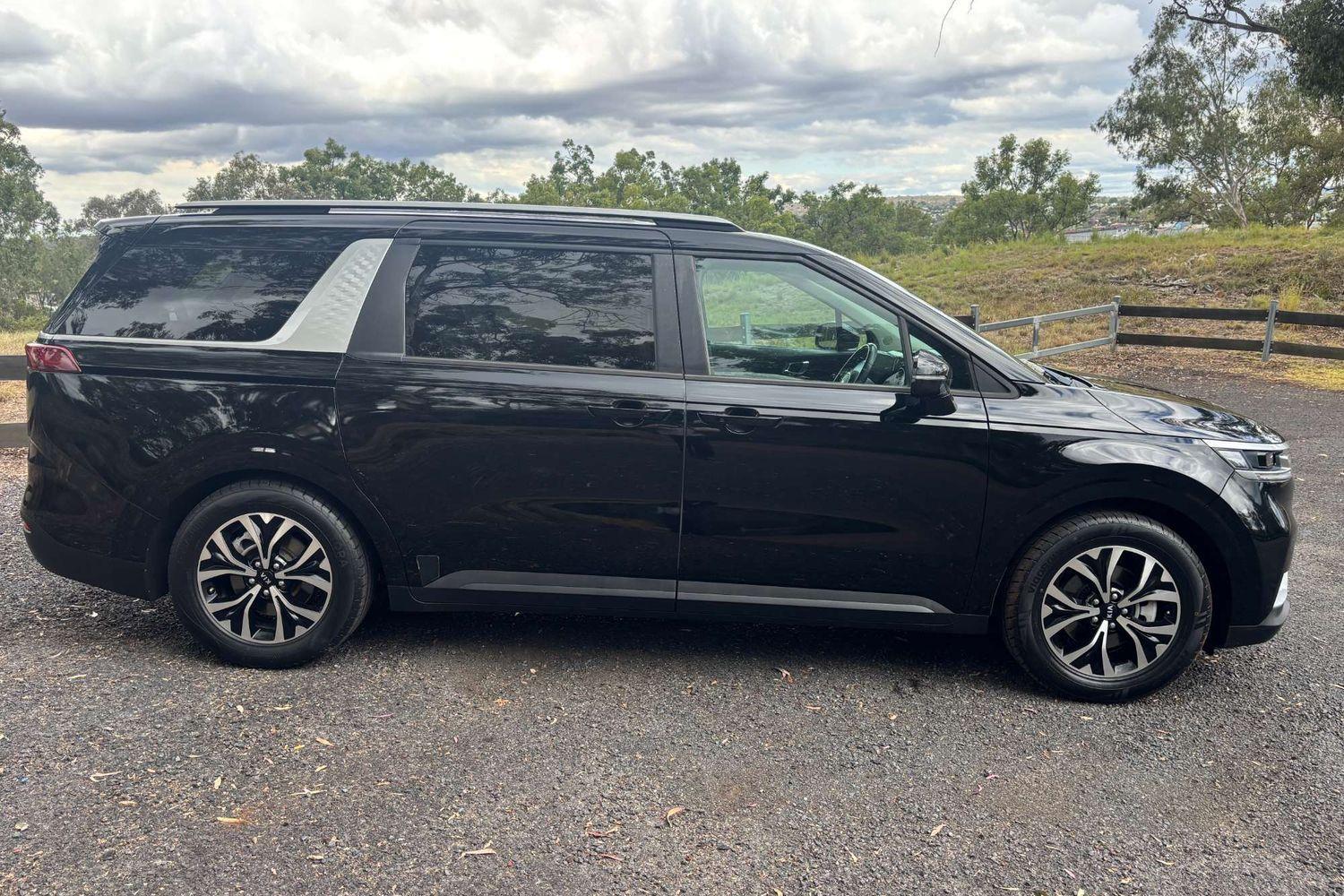 2021 Kia Carnival SLi in Aurora Black