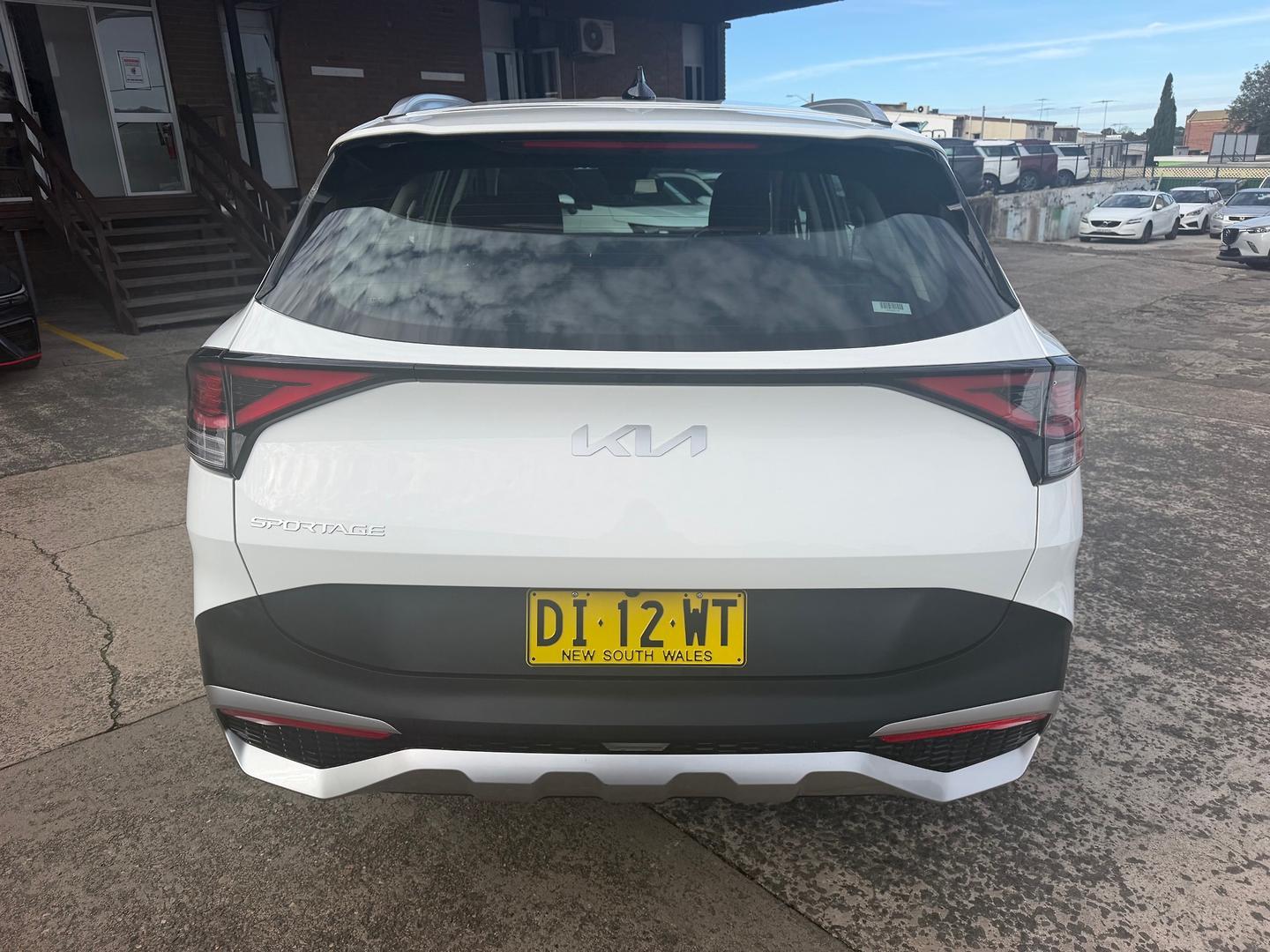 2024 Kia Sportage S in Clear White (Ud)