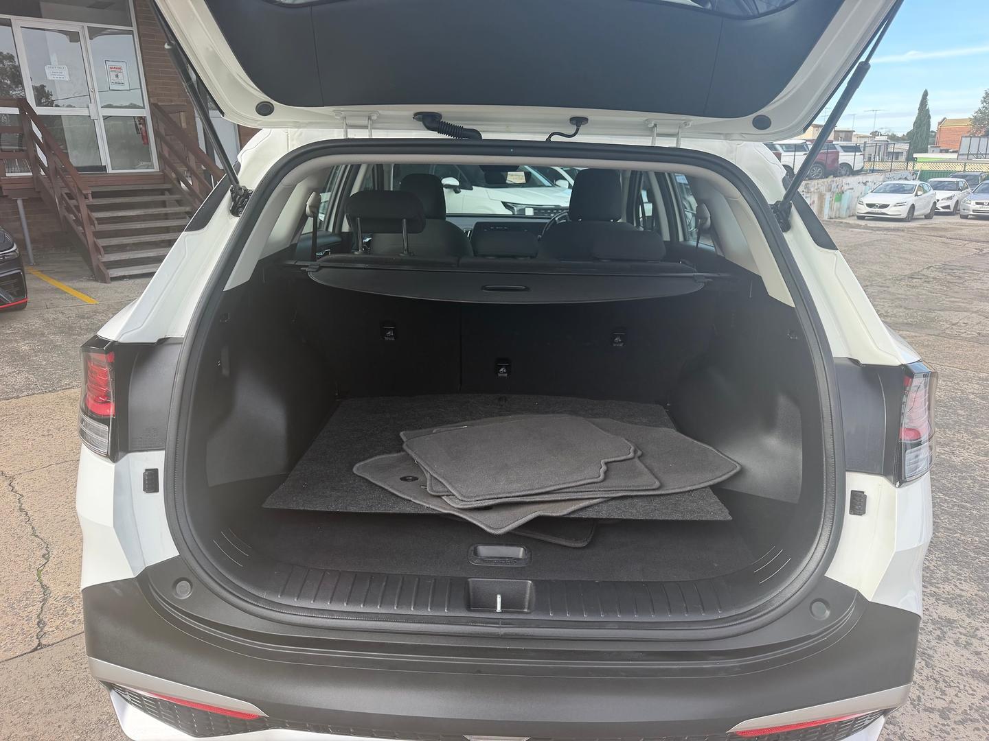 2024 Kia Sportage S in Clear White (Ud)