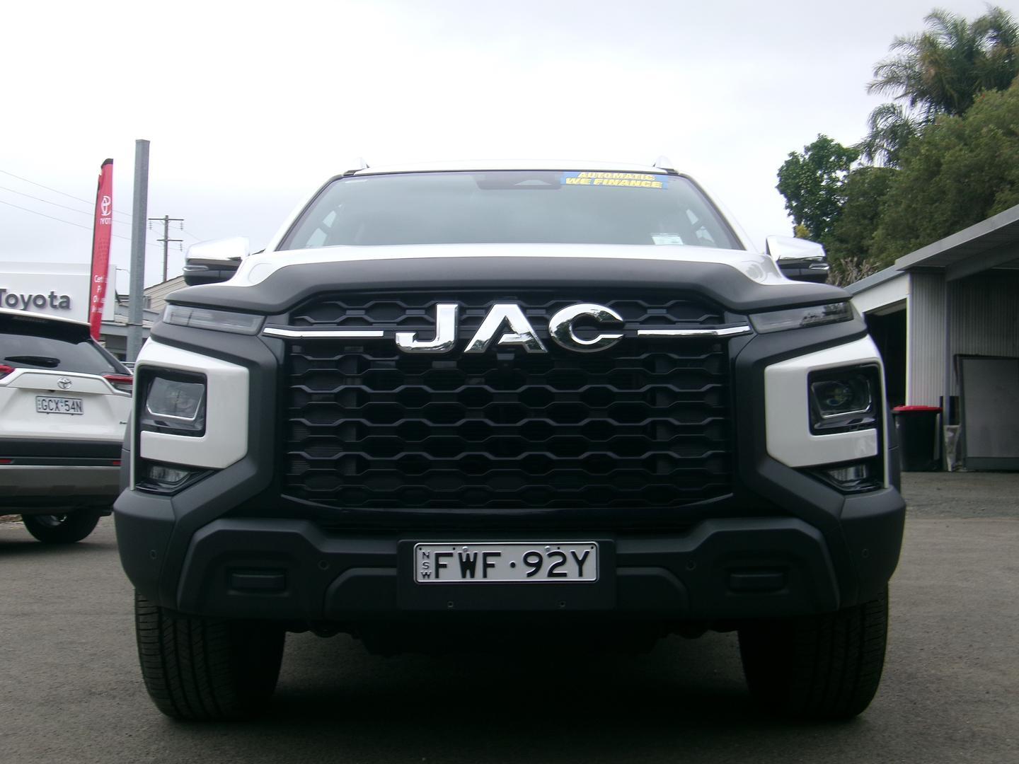 2024 JAC T9 Haven in Stratus White (Wx)
