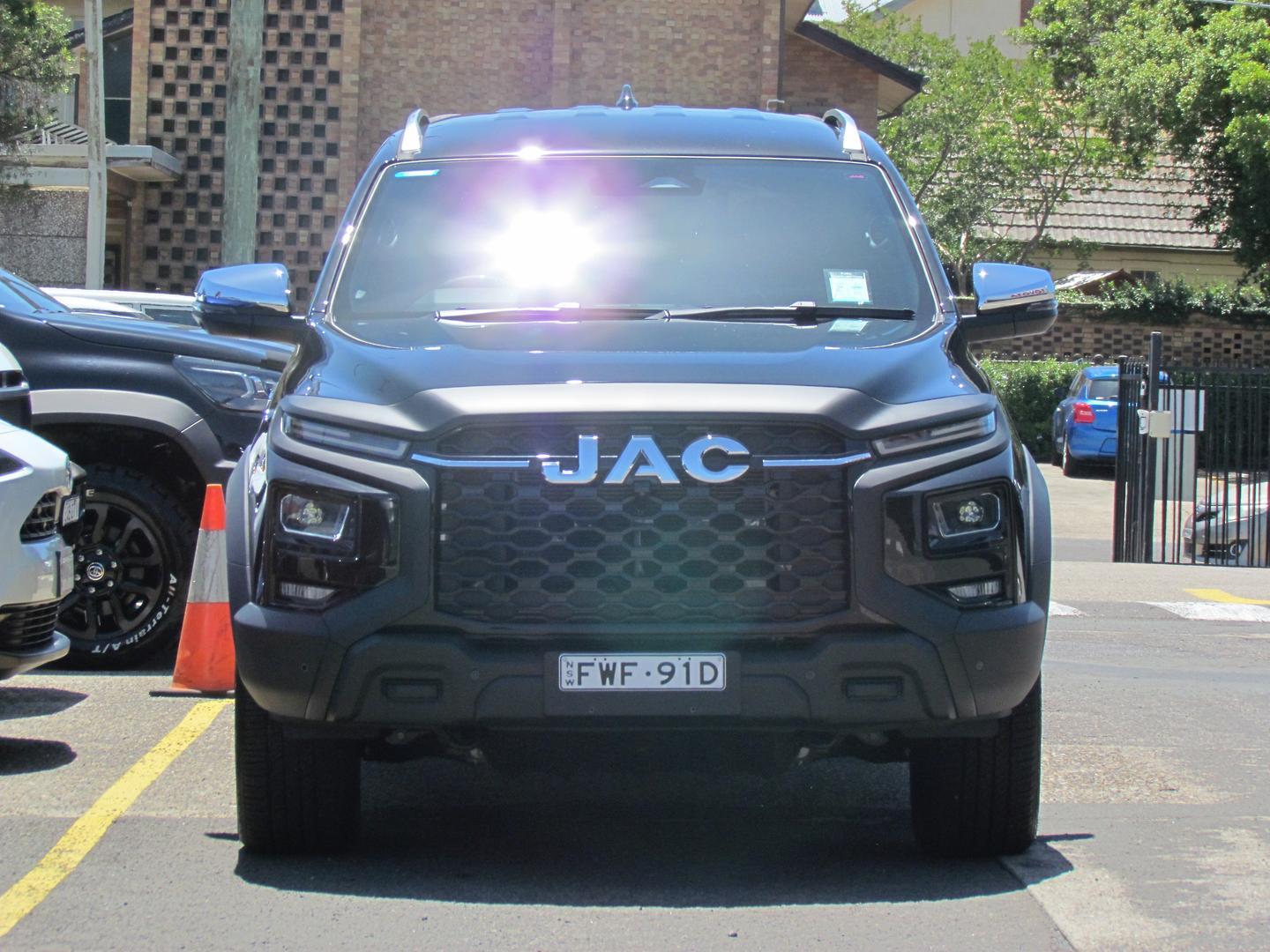 2024 JAC T9 Haven in Karak Black (Aaa)
