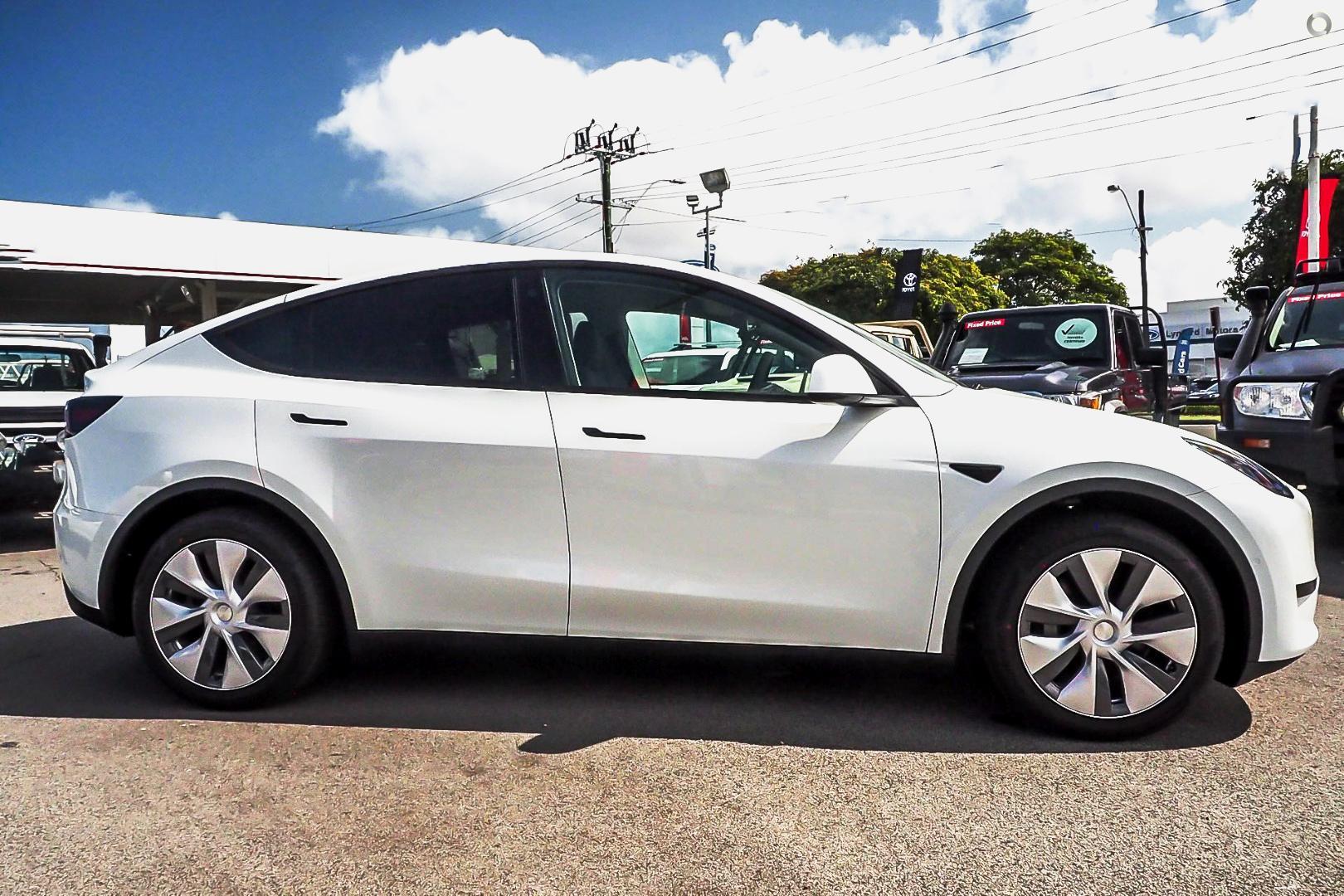 2023 Tesla Model Y Rear-Wheel Drive in White