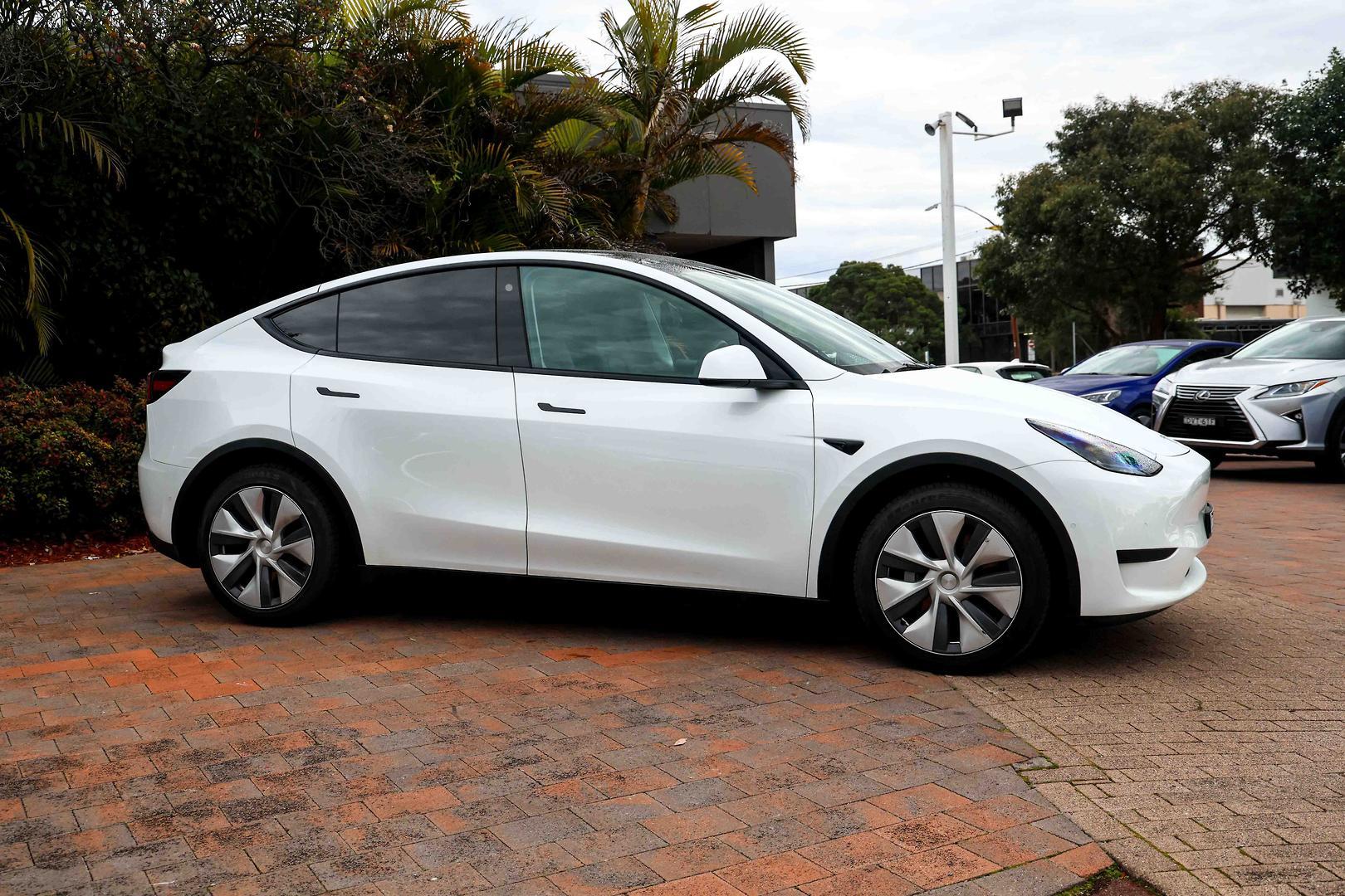 2023 Tesla Model Y Rear-Wheel Drive in White