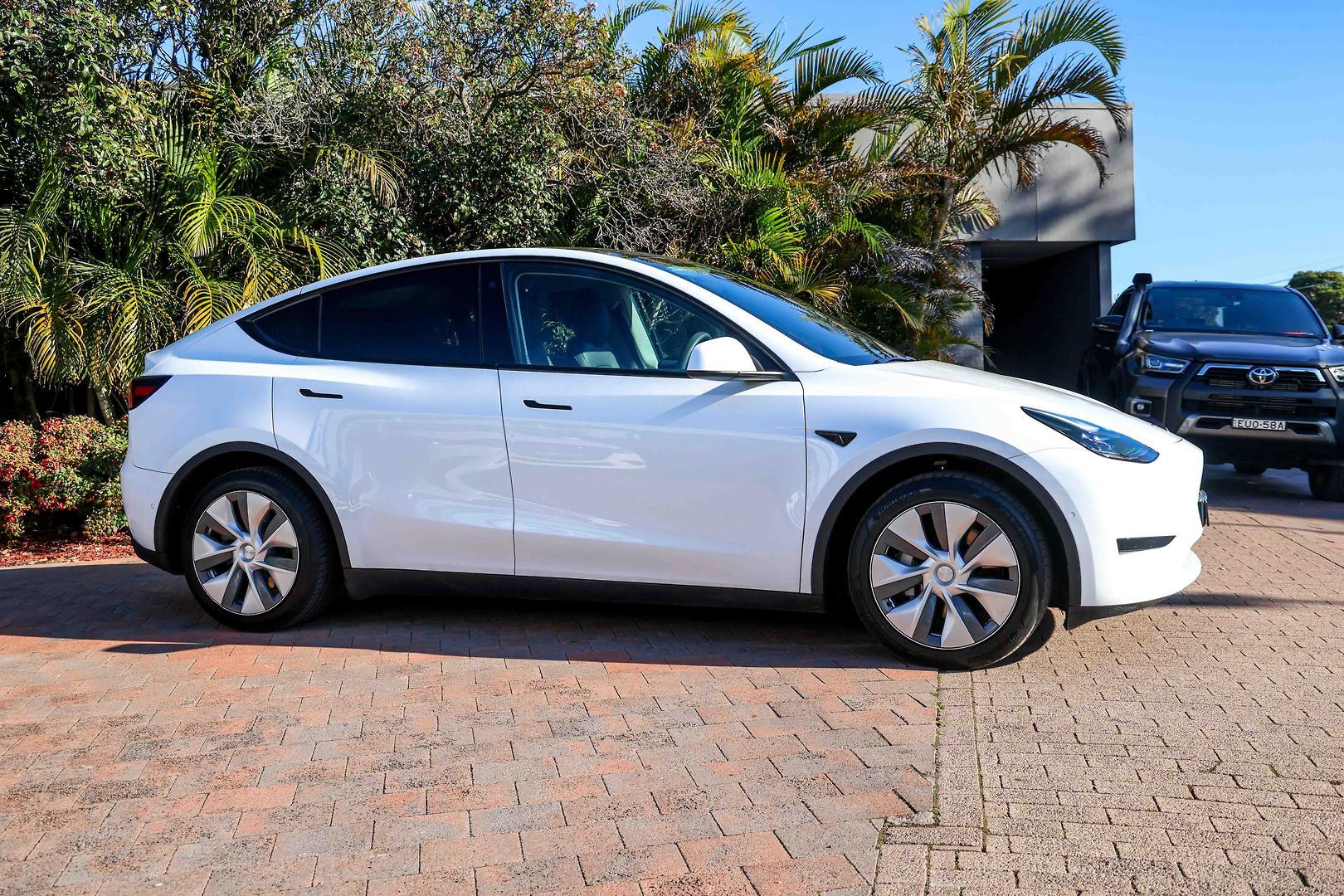 2023 Tesla Model Y Rear-Wheel Drive in White