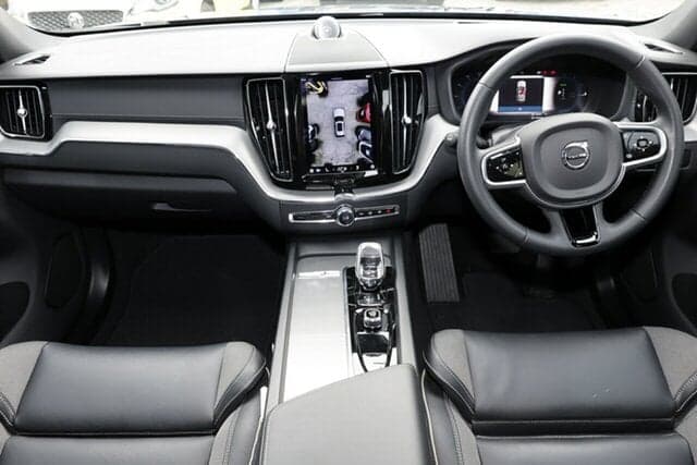 2022 Volvo XC60 Recharge Ultimate T8 Plug-In Hybrid in Denim Blue