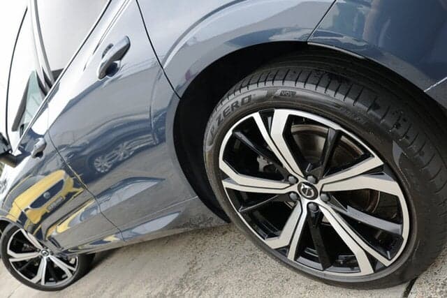 2022 Volvo XC60 Recharge Ultimate T8 Plug-In Hybrid in Denim Blue