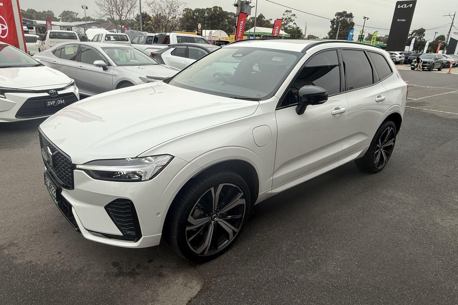 2022 Volvo XC60 Recharge Ultimate T8 Plug-In Hybrid in White