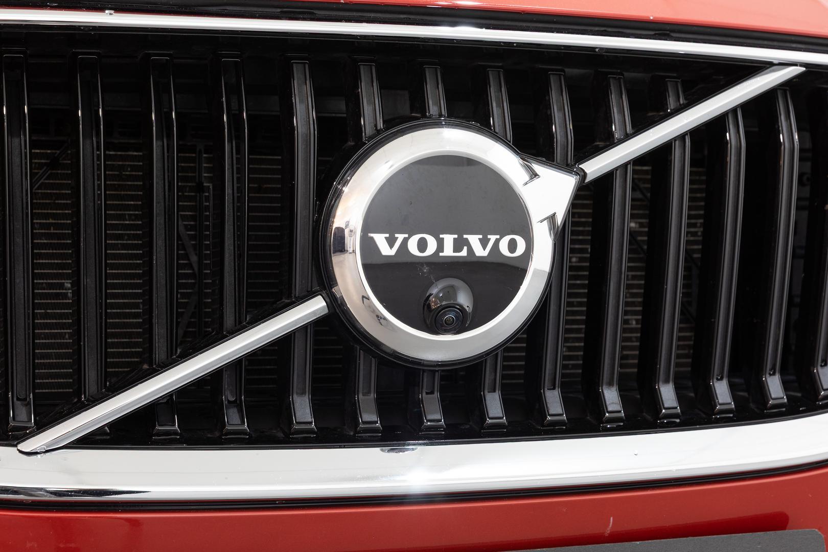 2021 Volvo XC60 B5 Momentum in Red