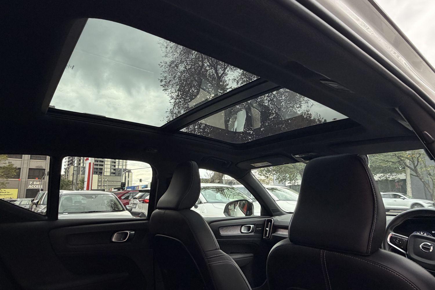 2021 Volvo XC40 T5 R-Design in White