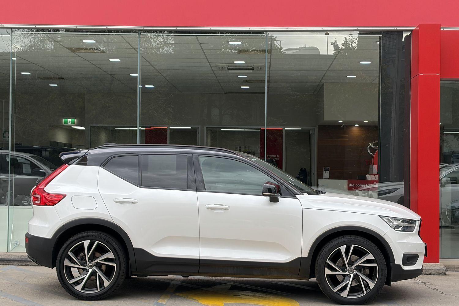 2021 Volvo XC40 T5 R-Design in White