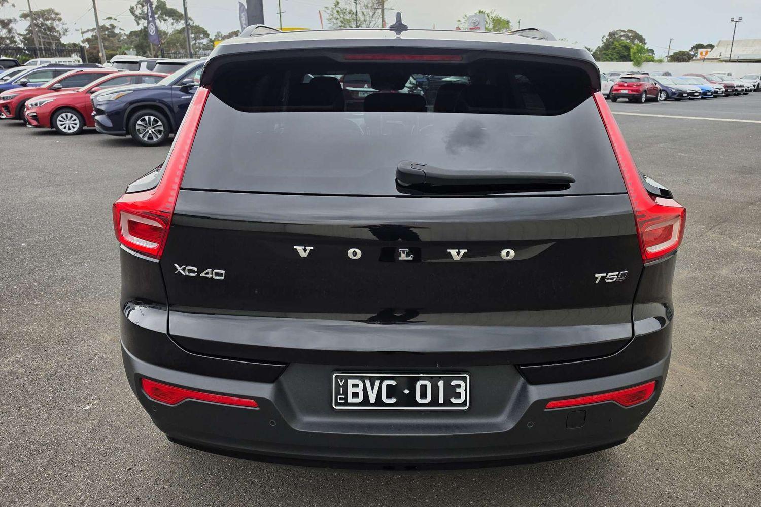 2021 Volvo XC40 T5 R-Design in Black