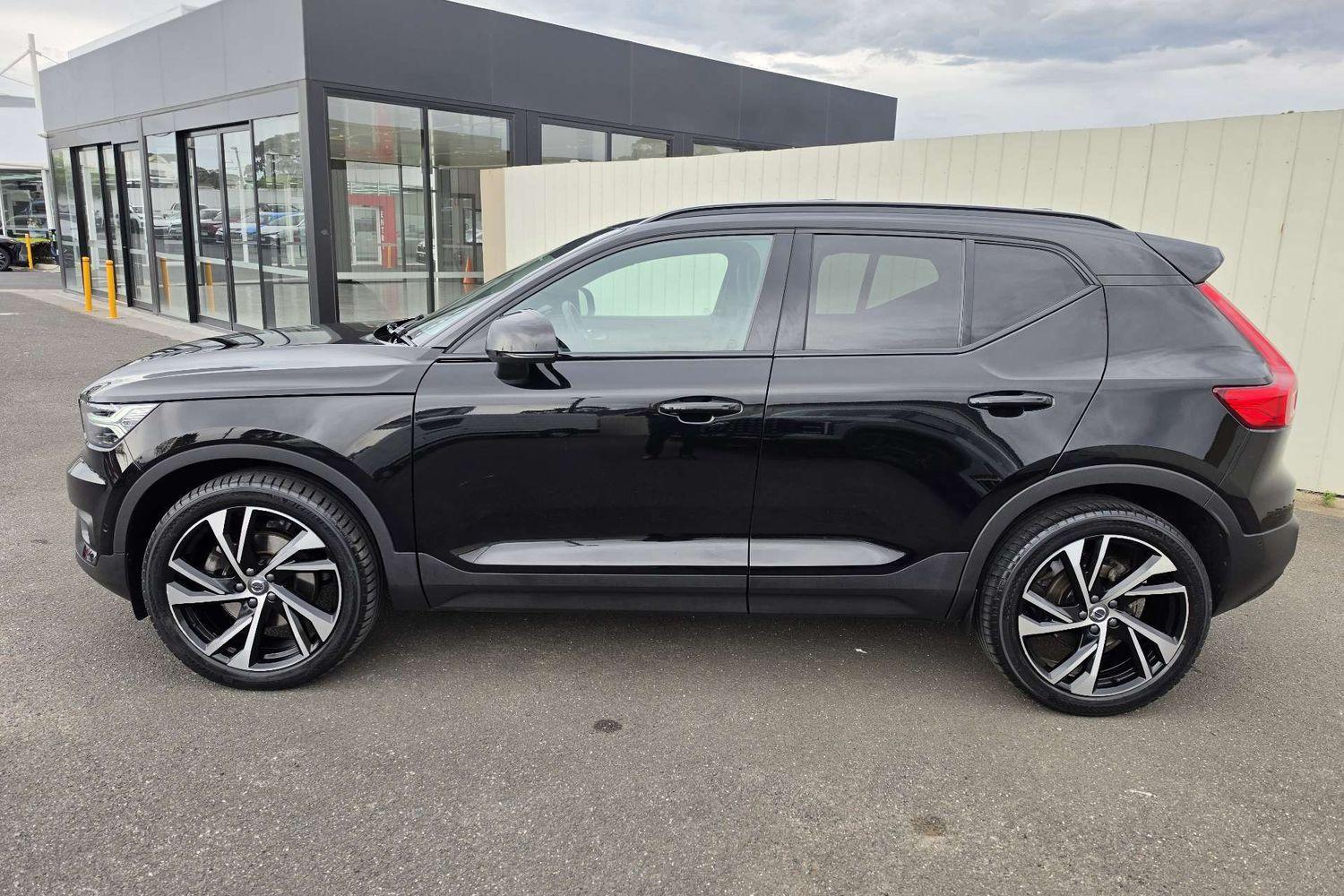 2021 Volvo XC40 T5 R-Design in Black
