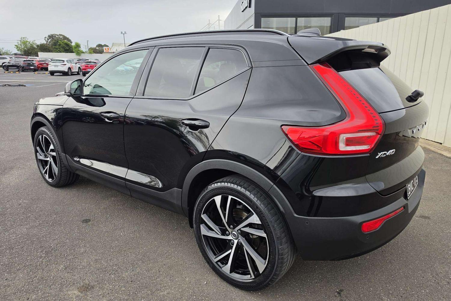 2021 Volvo XC40 T5 R-Design in Black