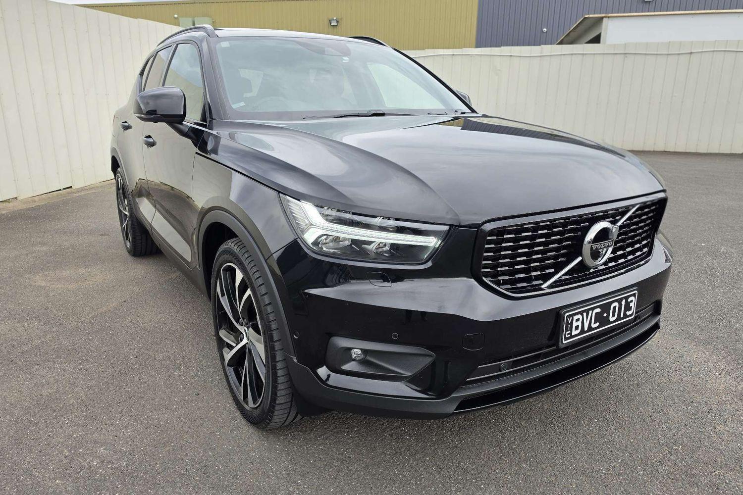 2021 Volvo XC40 T5 R-Design in Black