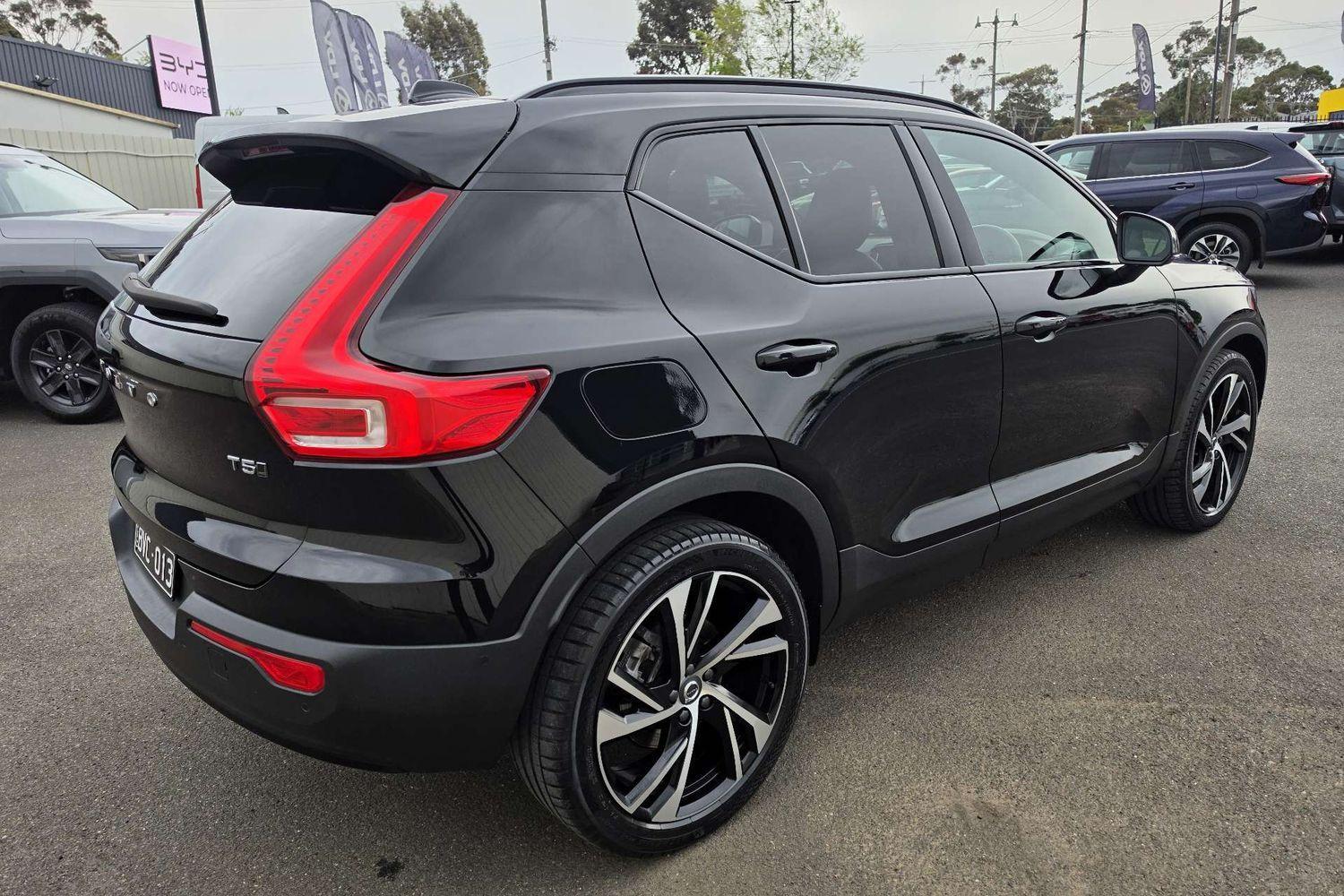 2021 Volvo XC40 T5 R-Design in Black