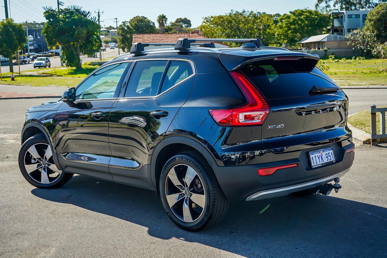 2022 Volvo XC40 Plus B4 in Black