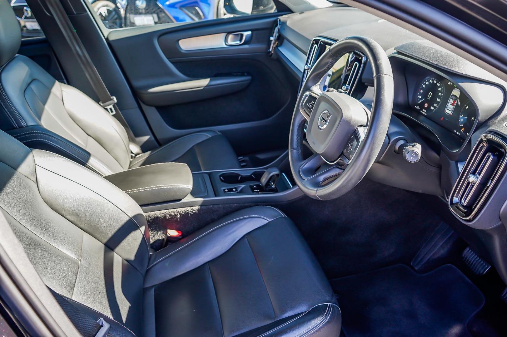 2022 Volvo XC40 Plus B4 in Black