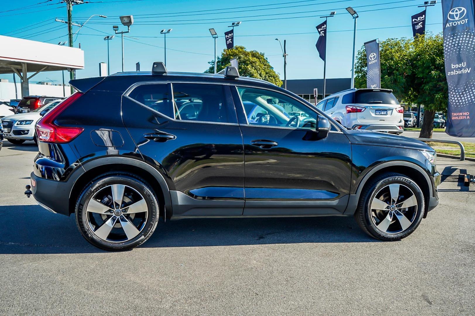 2022 Volvo XC40 Plus B4 in Black