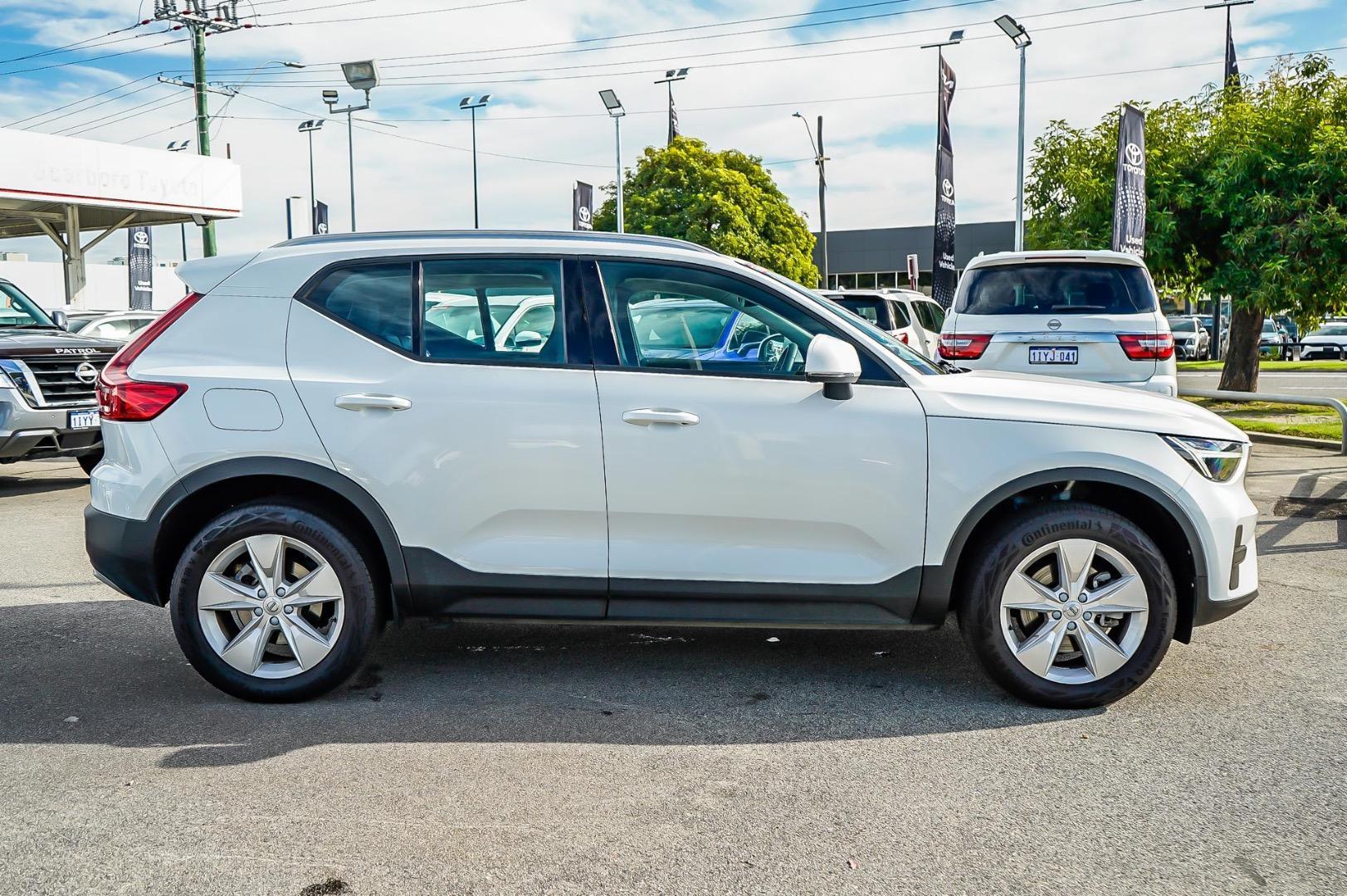 2023 Volvo XC40 Ultimate B4 Bright in White