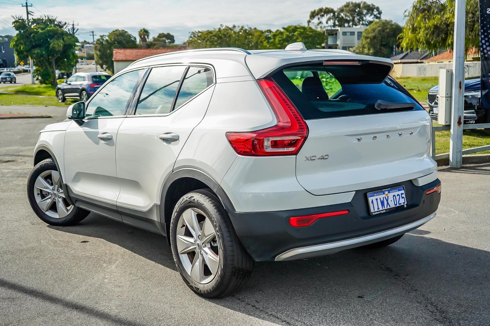 2023 Volvo XC40 Ultimate B4 Bright in White