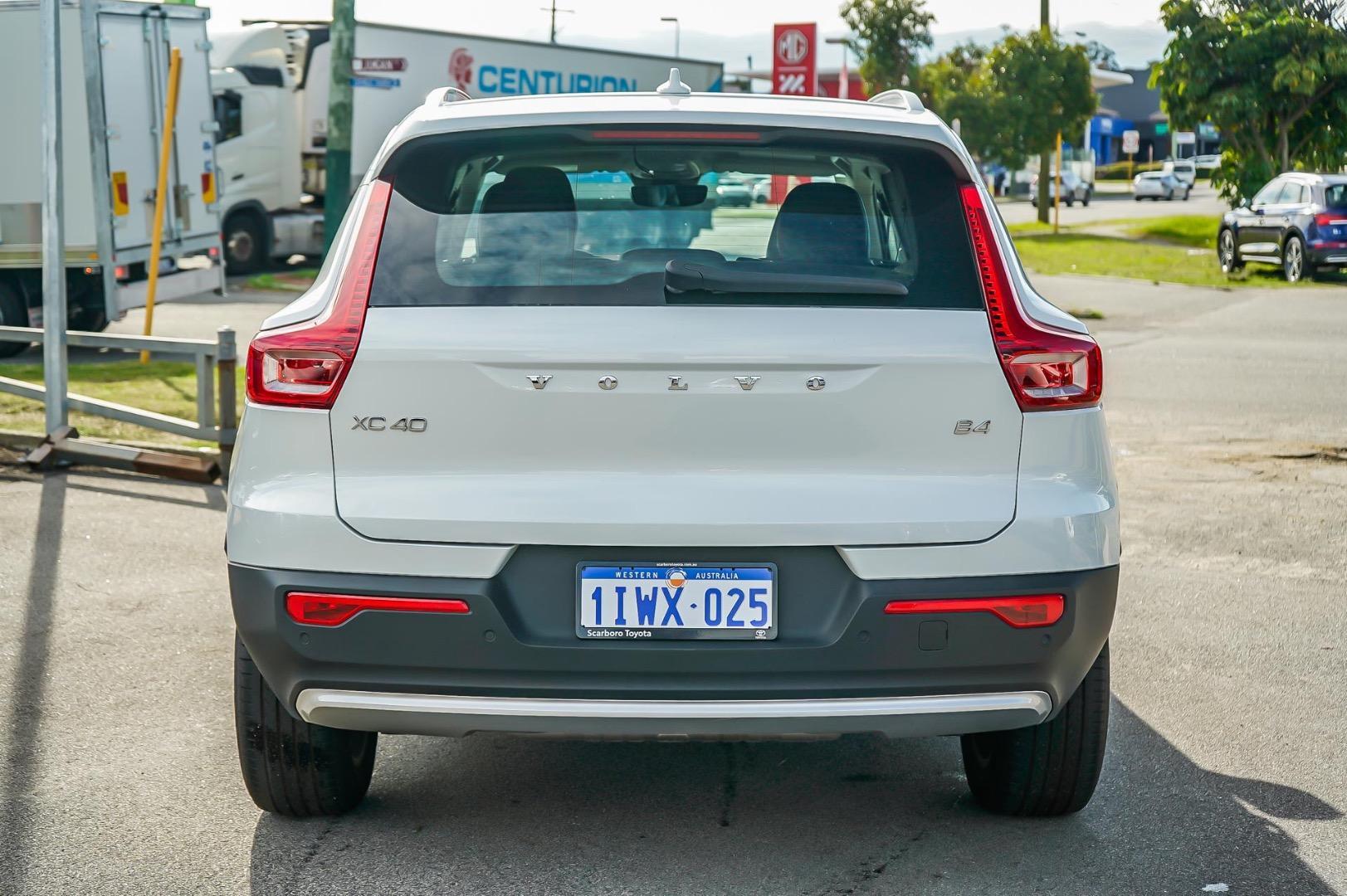2023 Volvo XC40 Ultimate B4 Bright in White