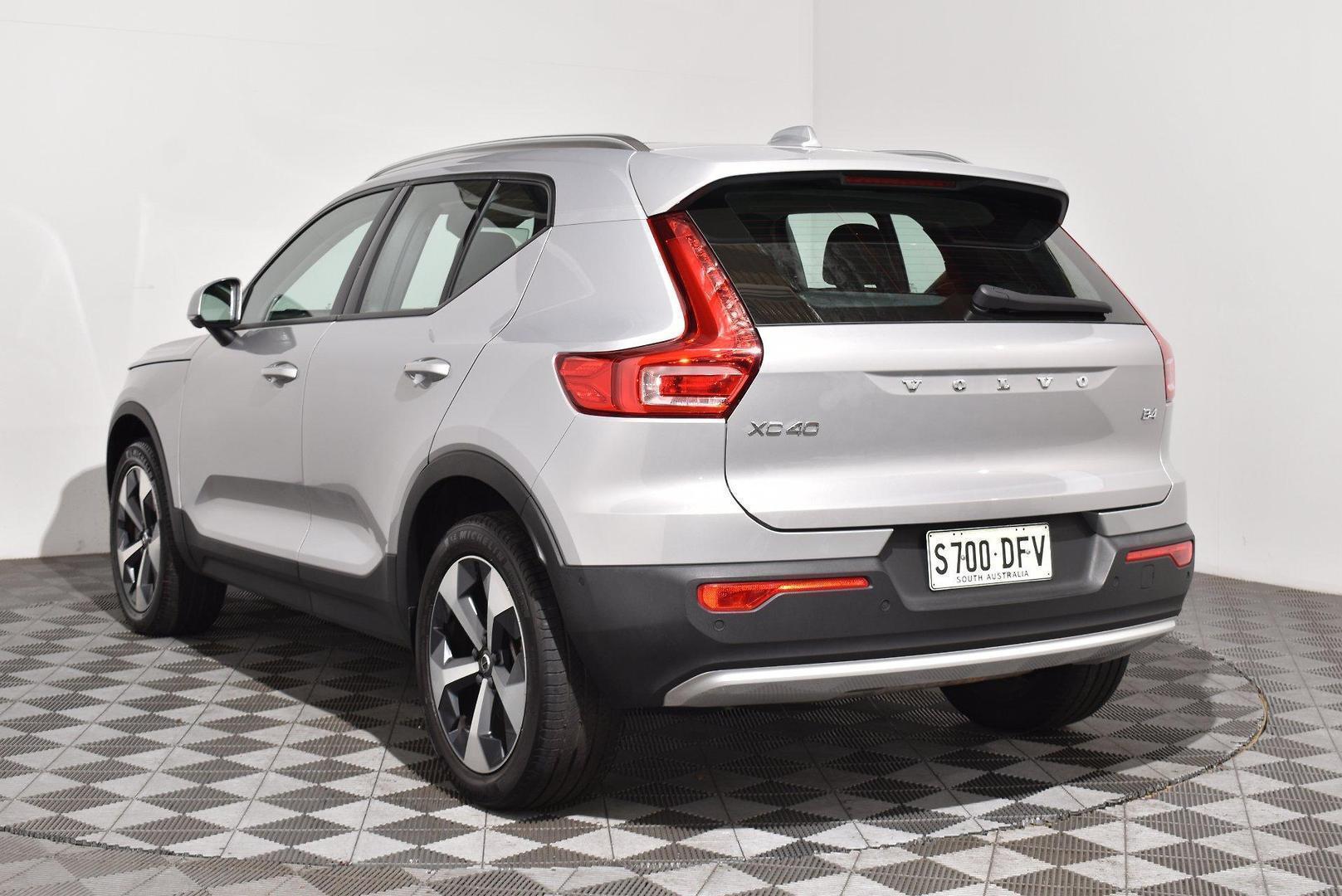 2023 Volvo XC40 Ultimate B4 Bright in Silver Dawn