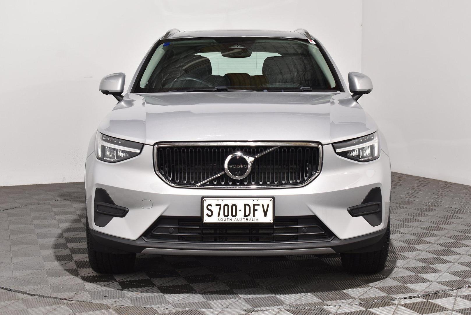 2023 Volvo XC40 Ultimate B4 Bright in Silver Dawn