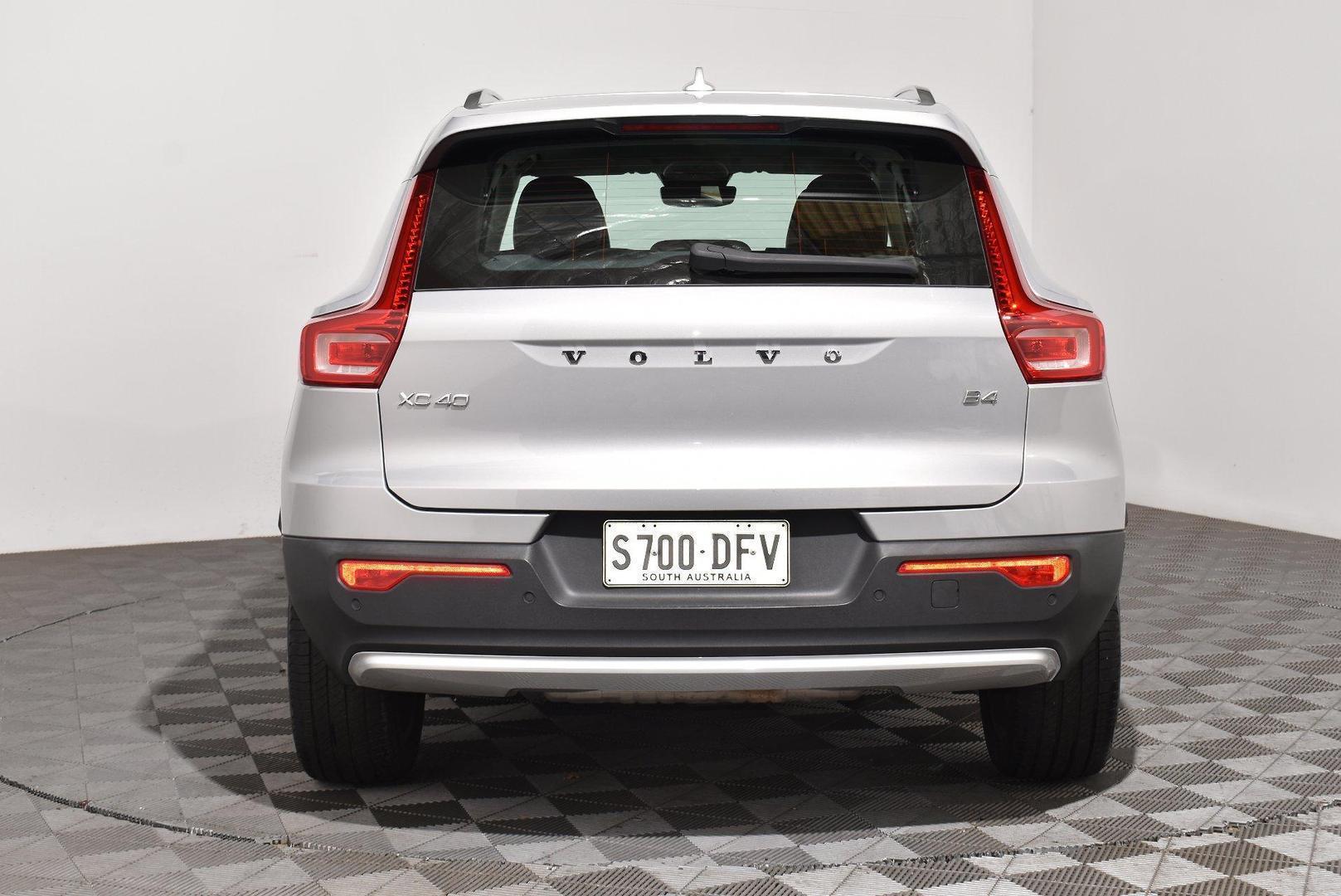 2023 Volvo XC40 Ultimate B4 Bright in Silver Dawn