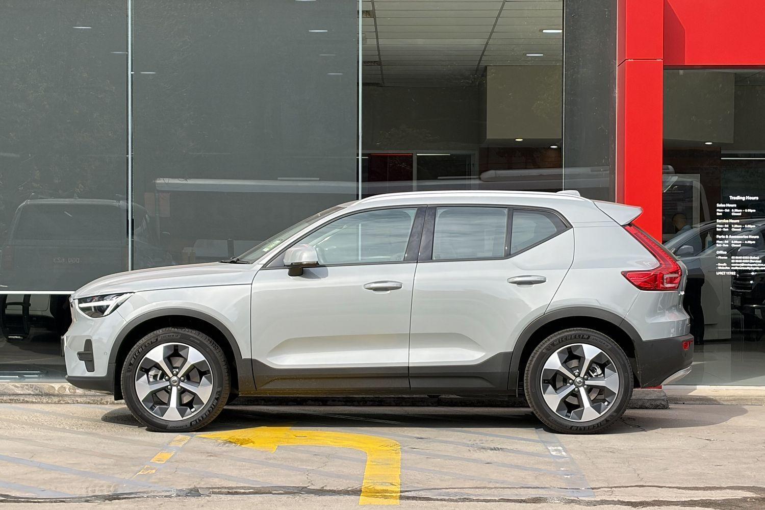 2024 Volvo XC40 Plus B4 in Grey