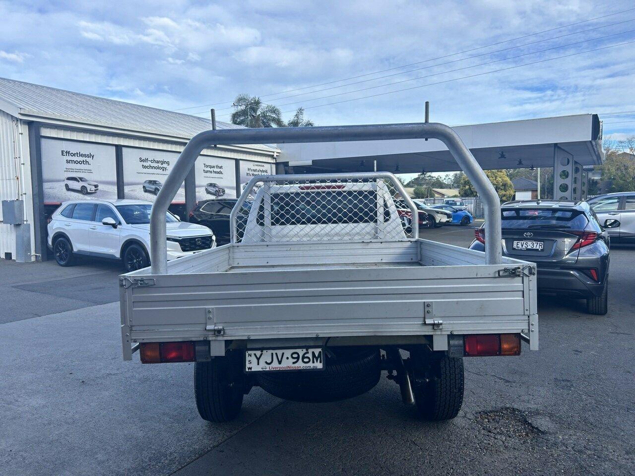 2022 Nissan Navara SL in White