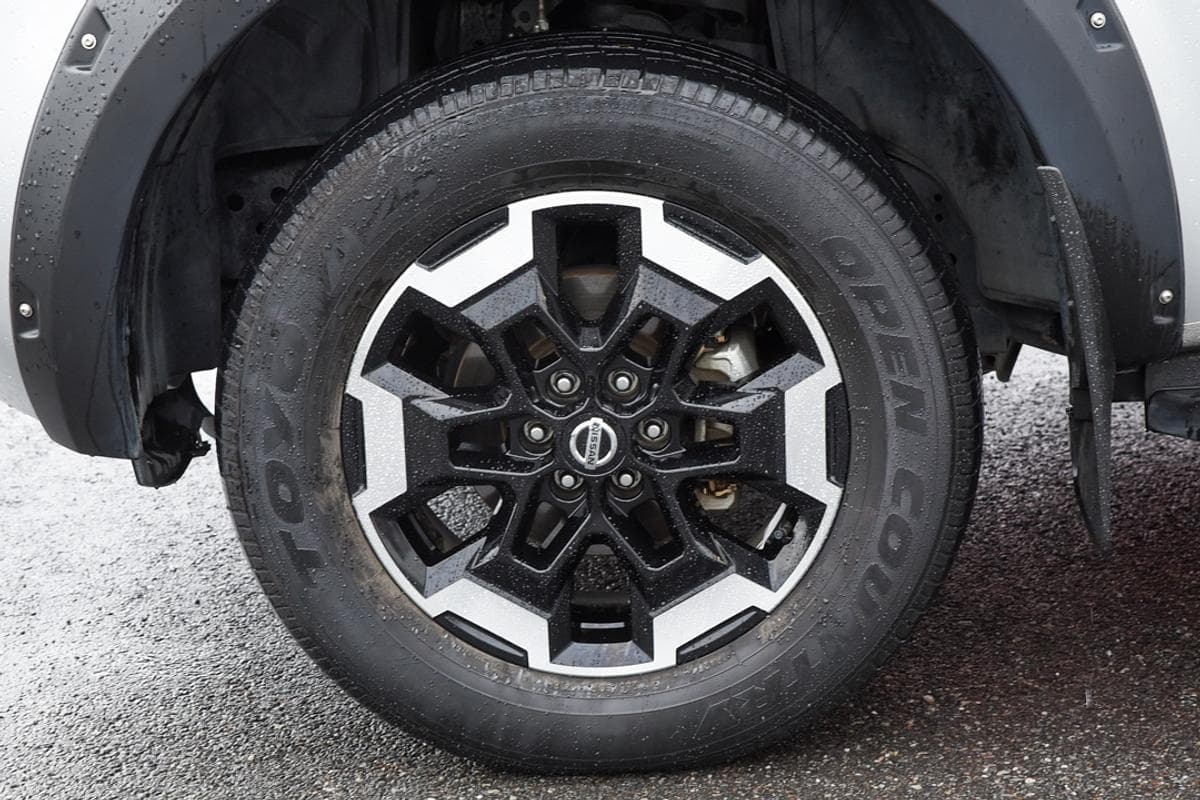 2022 Nissan Navara ST-X in Silver