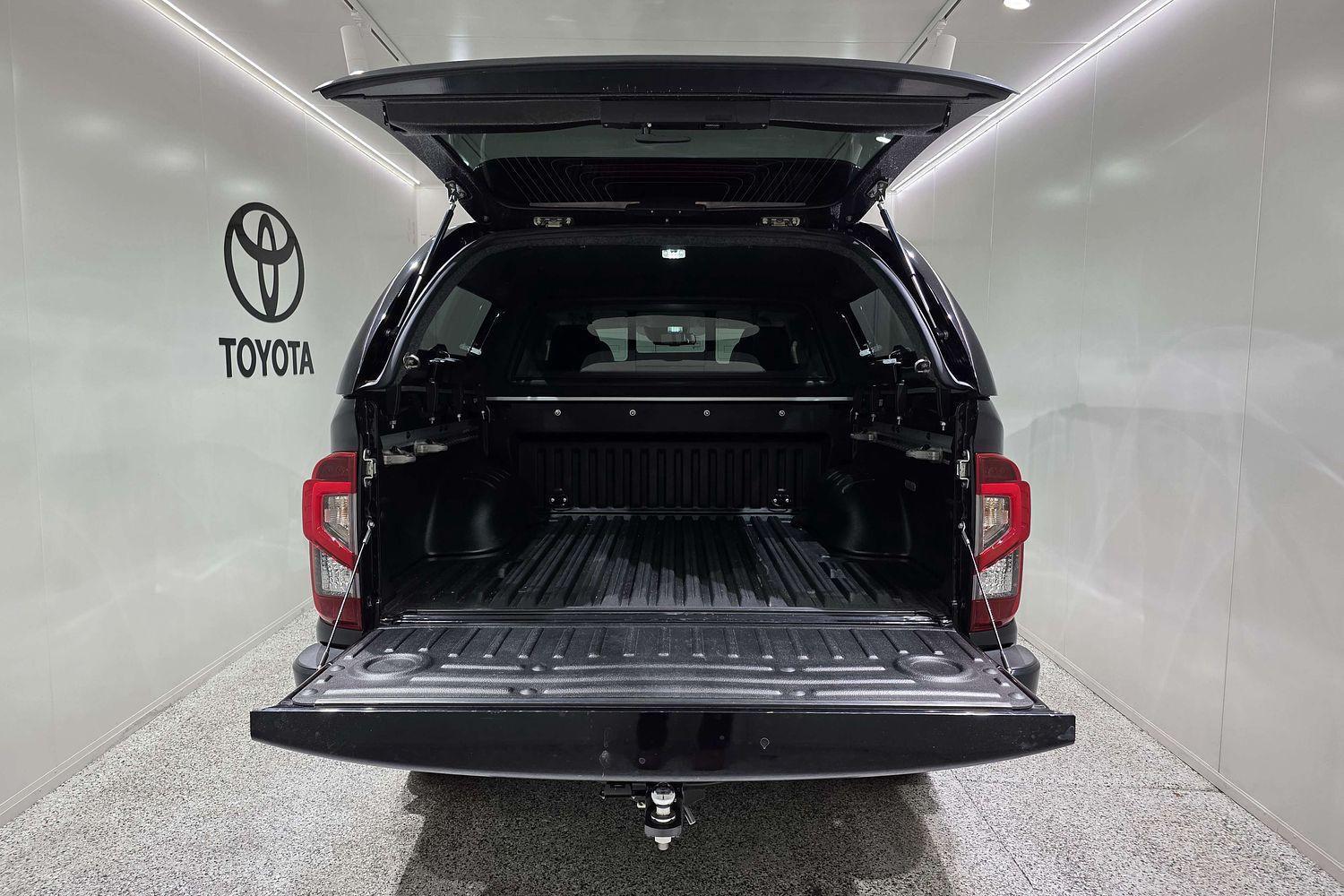2022 Nissan Navara PRO-4X in Black