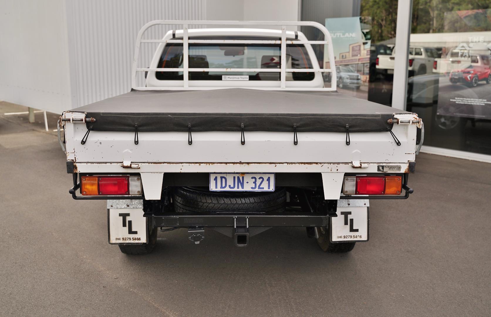 2008 Nissan Navara RX in White