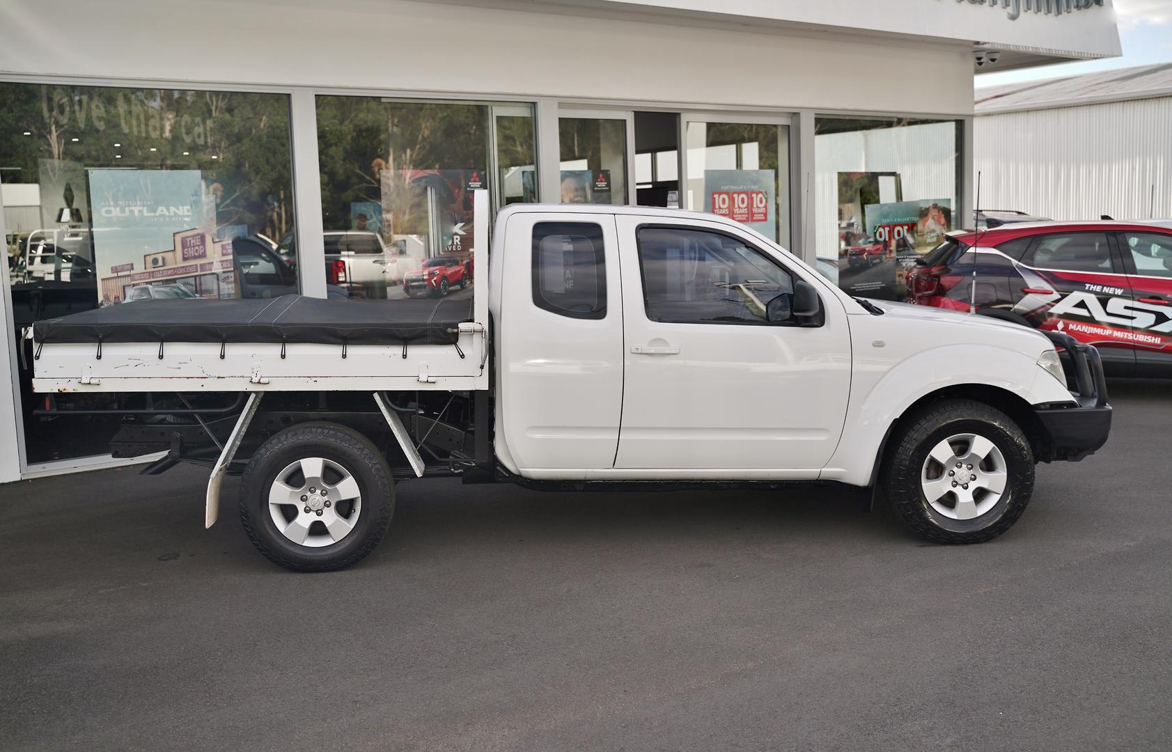 2008 Nissan Navara RX in White